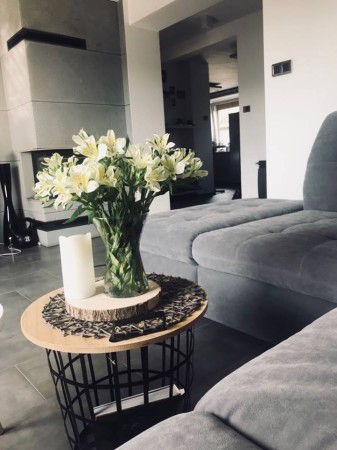 Płyta betonowa ultra lekka porowata jasny popiel - struktura porowata - realizacje