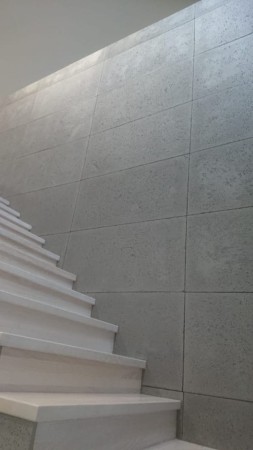 Płyta betonowa ultra lekka porowata jasny popiel - struktura porowata - realizacje