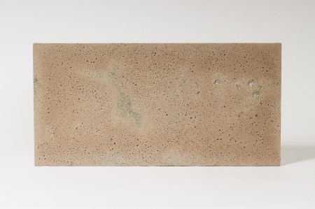 Płyta betonowa ultra lekka cappuccino z kruszywem silver, struktura porowata