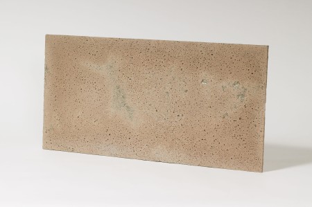 Płyta betonowa ultra lekka cappuccino z kruszywem silver, struktura porowata