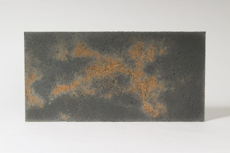 Płyta beton architektoniczny ultra lekka ciemny popiel z kruszywem gold, struktura porowata