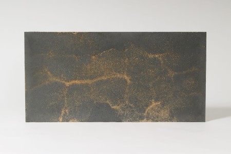 Płyta beton architektoniczny ultra lekka ciemny popiel z kruszywem gold, struktura średnioporowata