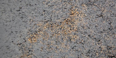 Płyta betonowa ultra lekka ciemny popiel z kruszywem gold - struktura porowata