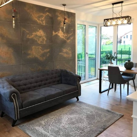 Płyta betonowa ultra lekka ciemny popiel z kruszywem gold - realizacje