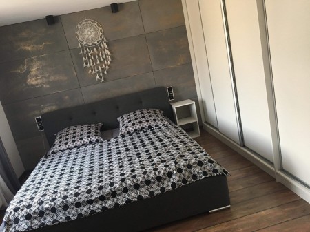 Płyta betonowa ultra lekka ciemny popiel z kruszywem gold - realizacje