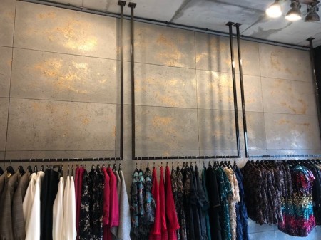 Płyta betonowa ultra lekka ciemny popiel z kruszywem gold - realizacje