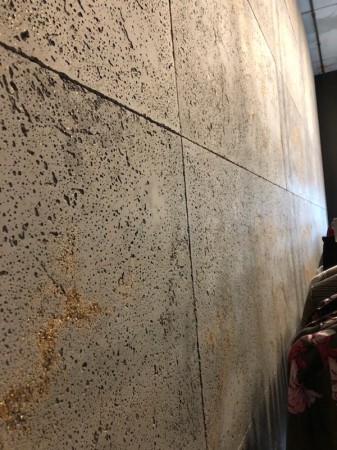 Płyta betonowa ultra lekka ciemny popiel z kruszywem gold - realizacje