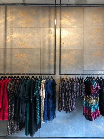 Płyta betonowa ultra lekka ciemny popiel z kruszywem gold - realizacje