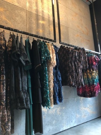 Płyta betonowa ultra lekka ciemny popiel z kruszywem gold - realizacje