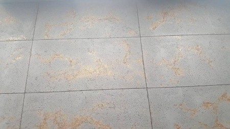 Płyta betonowa ultra lekka ciemny popiel z kruszywem gold - realizacje