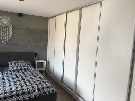 Płyta betonowa ultra lekka ciemny popiel z kruszywem gold - realizacje