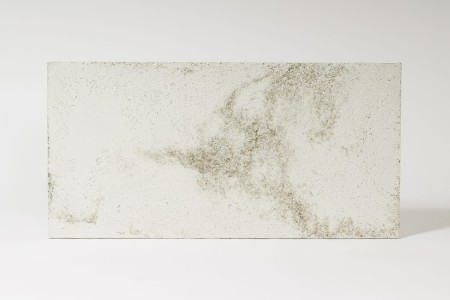 Płyta beton architektoniczny ultra lekka biała z kruszywem silver, struktura porowata