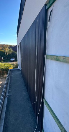 Deska elewacyjna Premium 3D grafit - w trakcie montażu