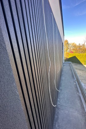 Deska elewacyjna Premium 3D grafit - w trakcie montażu